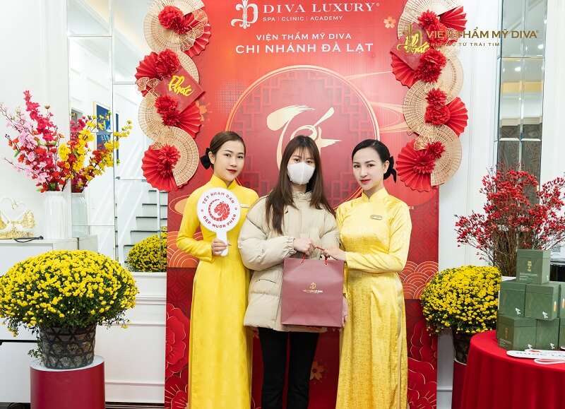 https://dvagroup.vn/wp-content/uploads/2022/01/trao-ngan-qua-tet-tai-vien-tham-my-diva-2.jpg