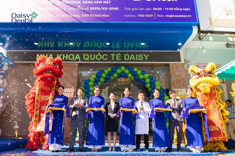 https://dvagroup.vn/wp-content/uploads/2022/06/khai-truong-nha-khoa-quoc-te-daisy-tai-nha-trang-5.jpg