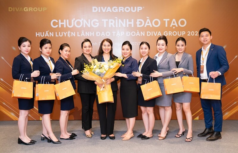 DVA GROUP tặng hoa và quà tri ân cho các chuyên gia đào tạo