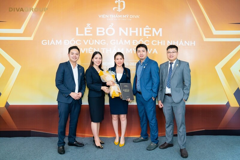 Bà Nguyễn Thị Kim Xiên vinh dự nhận quyết định và hoa chúc mừng từ Ban lãnh đạo Tập đoàn