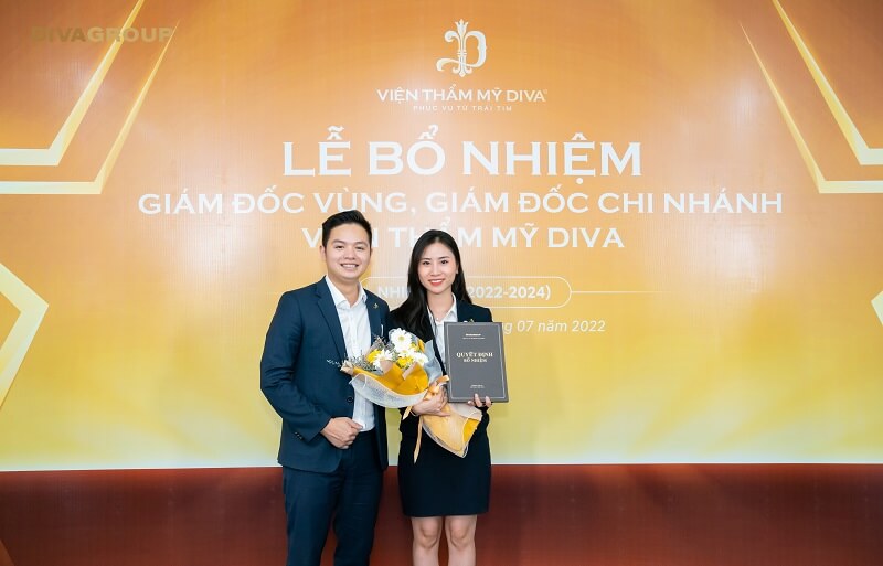 Bà Nguyễn Thị Hoa Phượng xúc động nhận quyết định bổ nhiệm và hoa chúc mừng từ Ban lãnh đạo Tập đoàn