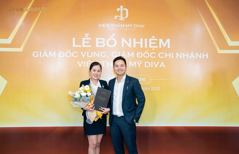 Tổng giám đốc Lê Thế Hai đại diện Tập đoàn DVA GROUP lên trao hoa và quyết định bổ nhiệm quản lý cho bà Phan Thị Huỳnh Mỹ
