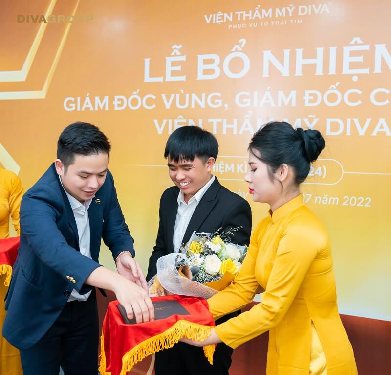 Ông Phan Hữu Phong không giấu nổi niềm hạnh phúc vỡ oà khi nhận quyết định bổ nhiệm và hoa chúc mừng từ Ban lãnh đạo Tập đoàn