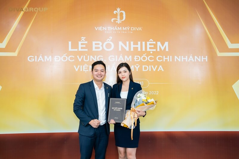 Tổng giám đốc Lê Thế Hai đại diện Tập đoàn DVA GROUP lên trao hoa và quyết định bổ nhiệm quản lý cho bà Nguyễn Thị Châu Đoan