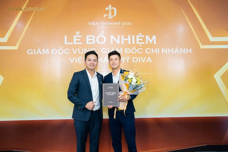 Ông Lê Văn Việt không giấu nổi hạnh phúc khi nhận quyết định và hoa chúc mừng từ Ban lãnh đạo Tập đoàn