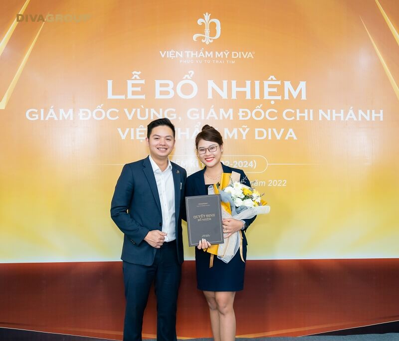 Tổng giám đốc Lê Thế Hai đại diện Tập đoàn DVA GROUP lên trao hoa và quyết định bổ nhiệm quản lý cho bà Nguyễn Thị Vân
