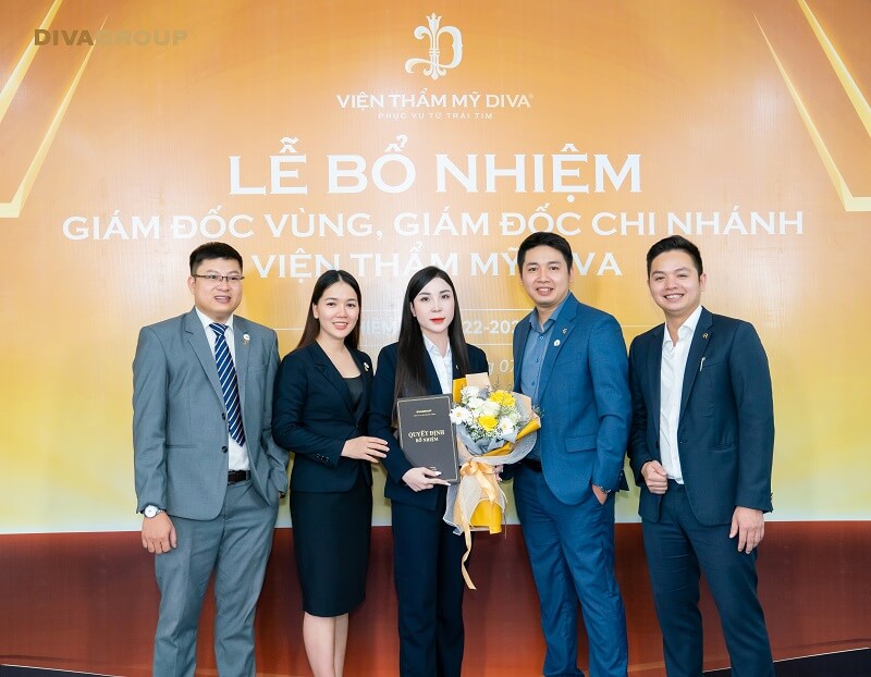 Ban lãnh đạo Tập đoàn DVA GROUP trao hoa và quyết định bổ nhiệm vị trí mới cho bà Nguyễn Thị Hiền