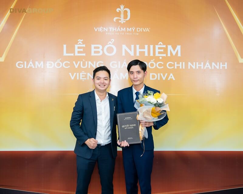 Ông Nguyễn Trọng Nghĩa vui mừng nhận quyết định bổ nhiệm từ đại diện Ban lãnh đạo Tập đoàn DVA GROUP