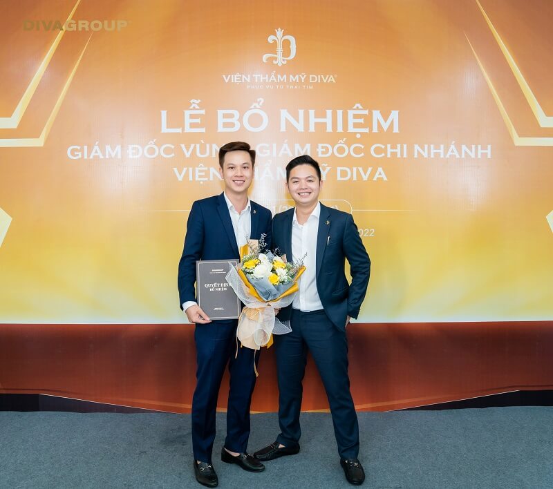 Ông Lê Thế Hai - Đại diện Ban lãnh đạo Tập đoàn DVA GROUP trao quyết định bổ nhiệm vị trí mới cho ông Vũ Tuyên Hoàng