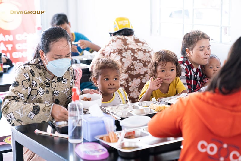 Các trẻ em nghèo ăn cơm 