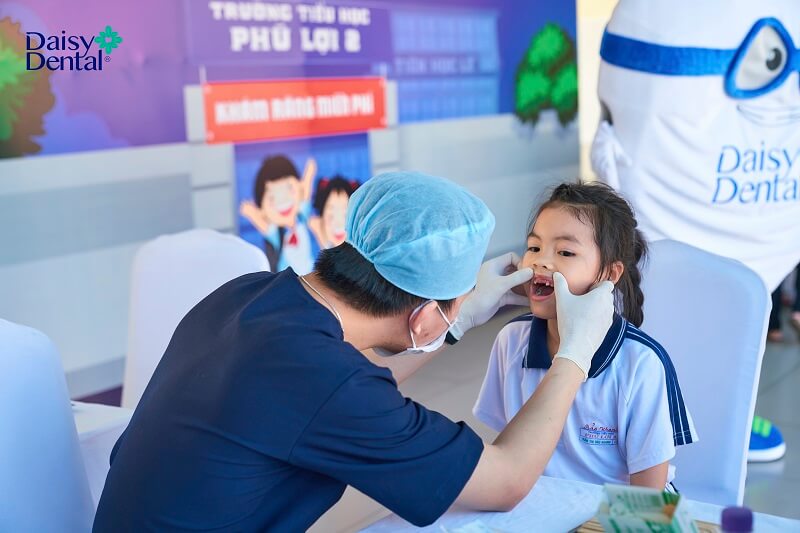 Các bác sĩ tận tình khám răng cho các em học sinh