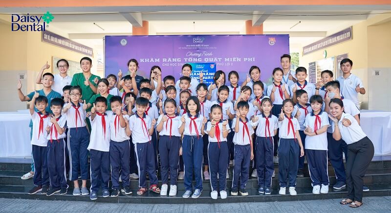 Nha khoa Quốc tế DAISY thăm khám răng miệng miễn phí cho các em tại trường Tiểu học Phú Lợi 2