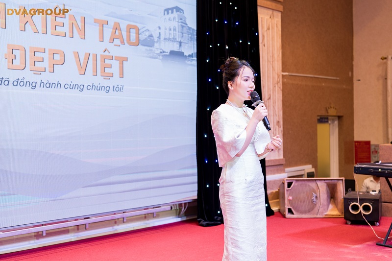 Bà Đinh Thị Thu Hà - Phó Giám đốc DVA GROUP phát biểu trong sự kiện