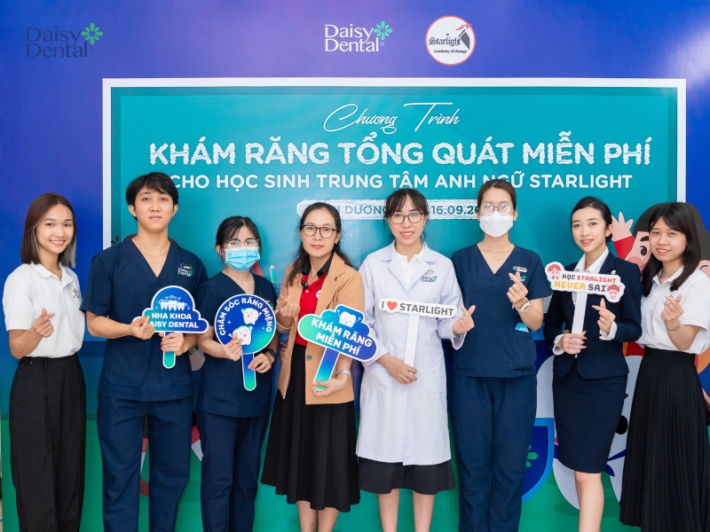 Nha khoa Quốc tế DAISY tổ chức ngày hội khám răng miễn phí cho các em học sinh tại Trung tâm Anh ngữ Starlight 