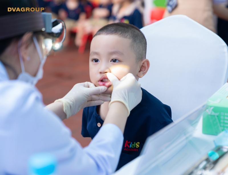 Các bạn nhỏ được bác sĩ giàu kinh nghiệm, giỏi chuyên môn kiểm tra sức khỏe răng miệng. Qua thăm khám, đội ngũ bác sĩ cũng đã phát hiện một số vấn đề về răng miệng, ghi lại kết quả và gửi phiếu khám cho phụ huynh học sinh.