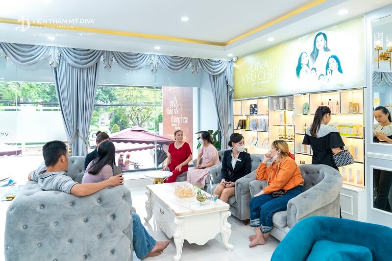 Đội ngũ chuyên viên chi nhánh Thuận Giao hoạt động hết công suất phục vụ khách hàng trong ngày khai trương