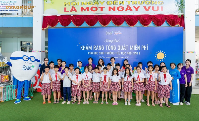 https://dvagroup.vn/wp-content/uploads/2023/12/nha-khoa-quoc-te-daisy-to-chuc-tam-soat-rang-mieng-cho-hoc-sinh.jpg