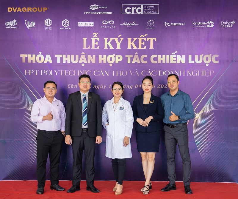 Đại diện Trường Trường Cao Đẳng FPT Polytechnic và Nha khoa Quốc tế DAISY chụp ảnh cùng nhau