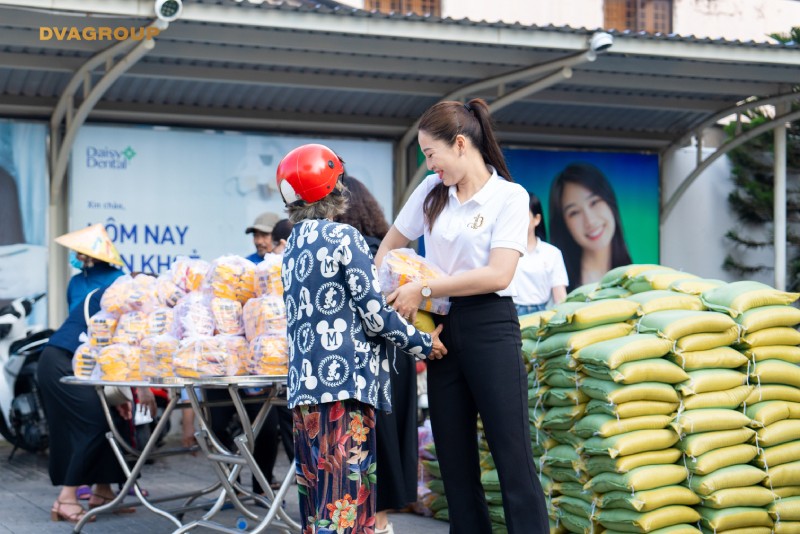 DAISY DENTAL trao tặng 300 phần quà cho người dân khó khăn