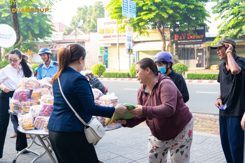 DAISY DENTAL trao tặng 300 phần quà cho người dân khó khăn