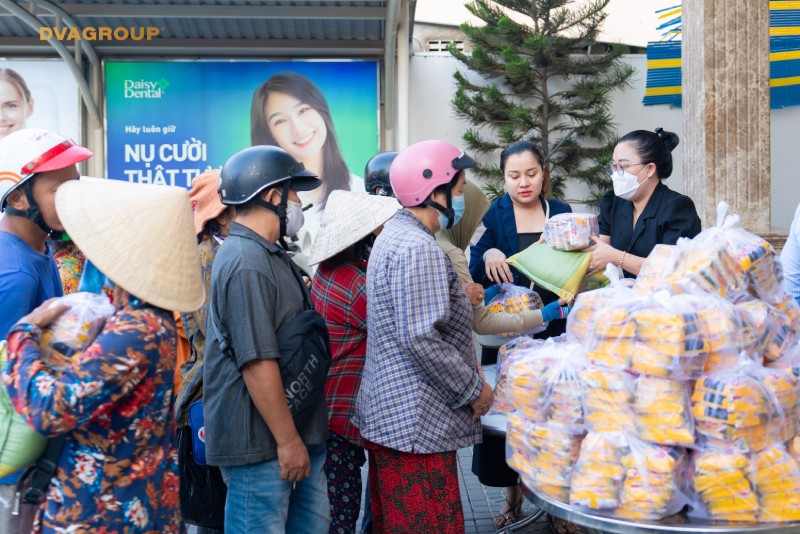 DAISY DENTAL trao tặng 300 phần quà cho người dân khó khăn