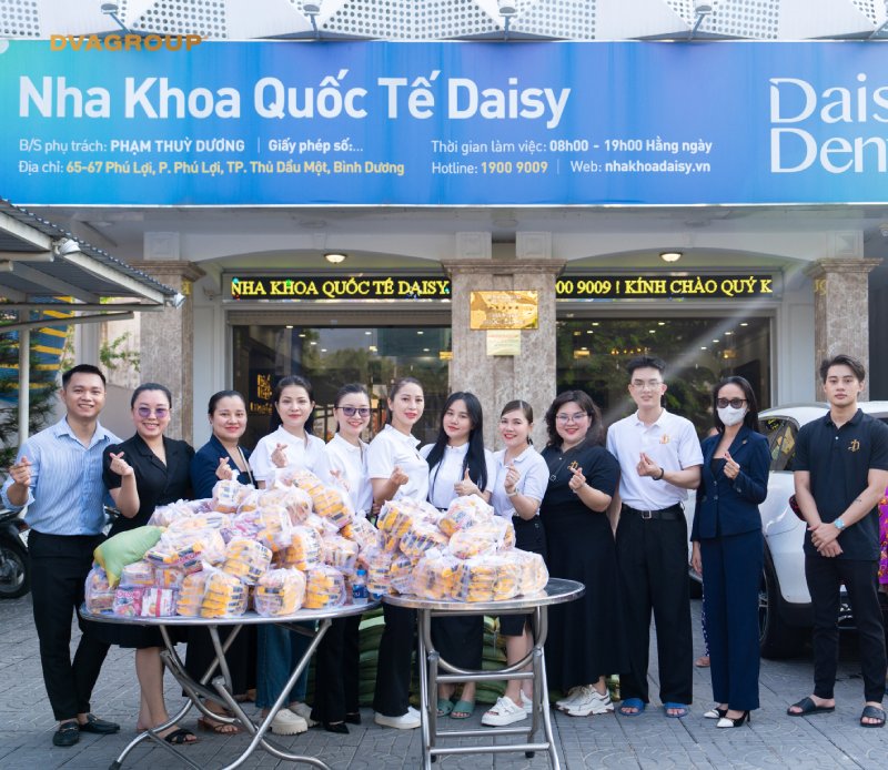 DAISY DENTAL trao tặng 300 phần quà cho người dân khó khăn