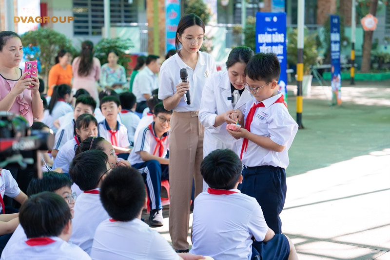 Bác sĩ Nha khoa Quốc tế DAISY hướng dẫn các “mầm non tương lai” vệ sinh răng miệng đúng cách.