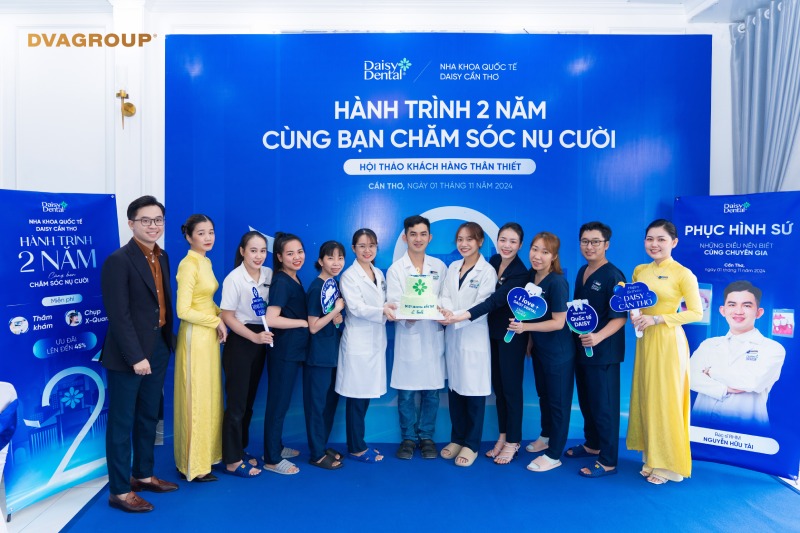 https://dvagroup.vn/wp-content/uploads/2024/11/daisy-dental-can-tho-hanh-trinh-hai-nam-cham-soc-nu-cuoi-16.jpg