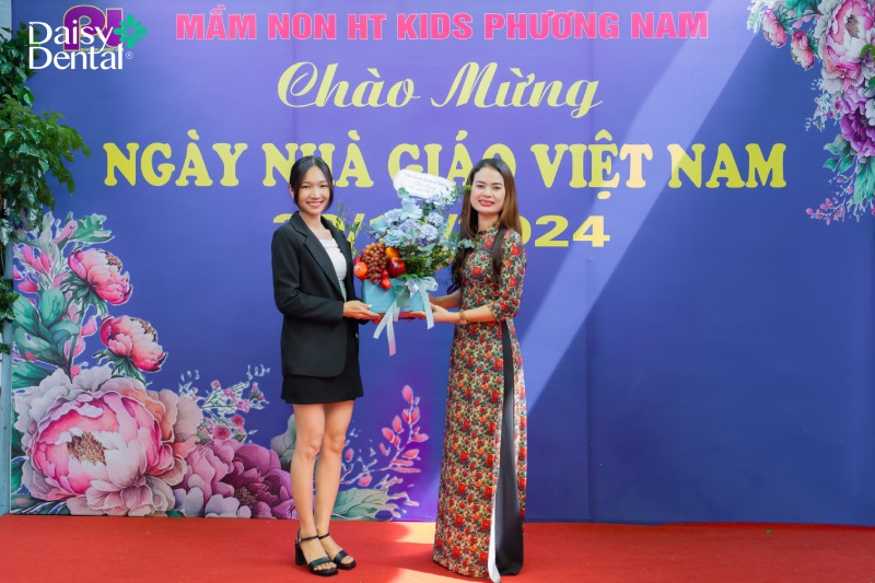 Nha khoa Quốc tế DAISY đến thăm, tặng hoa chúc mừng thầy cô giáo nhân dịp 20/11